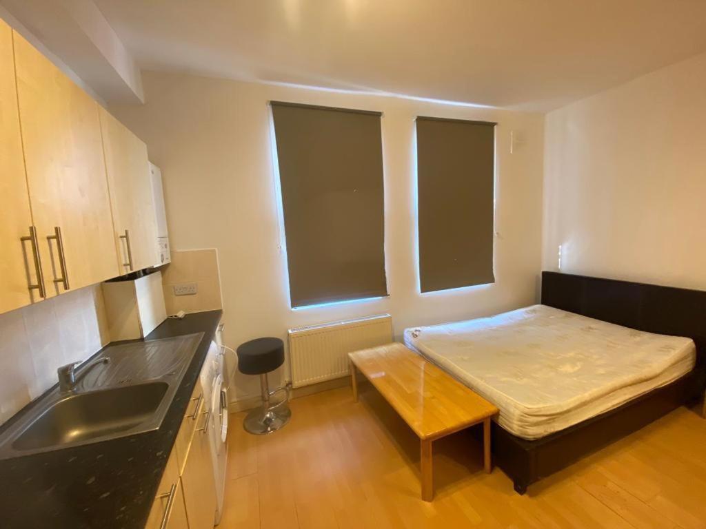 Golders Way Rooms London Exterior photo